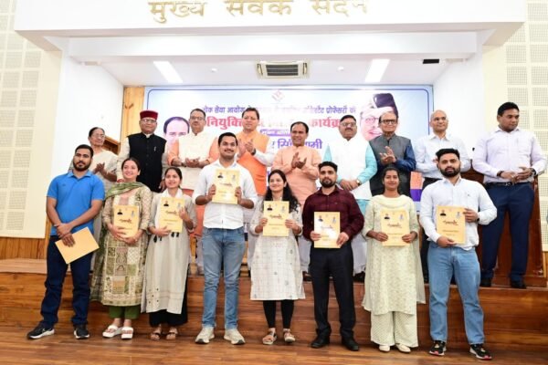 मुख्यमंत्री पुष्कर सिंह धामी ने विभिन्न पदोंं पर नियुक्त 139 अभ्यर्थियों को नियुक्ति पत्र वितरित किए , उच्च शिक्षा विभाग में 52 पदों पर तथा चिकित्सा शिक्षा विभाग में 87 पदों पर दी गई नियुक्ति