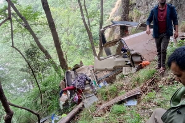 Helicopter Crash: गंगोत्री जा रहा हेलीकॉप्टर हादसे का शिकार, 6 की मौत एक गंभीर घायल।