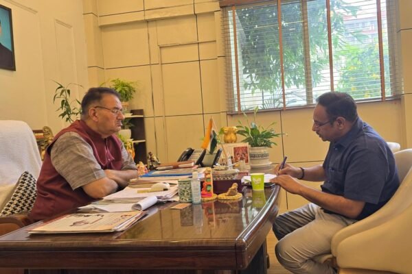 सड़क निर्माण योजनाओं को प्राथमिकता से पूरा करें: कैबिनेट मंत्री गणेश जोशी