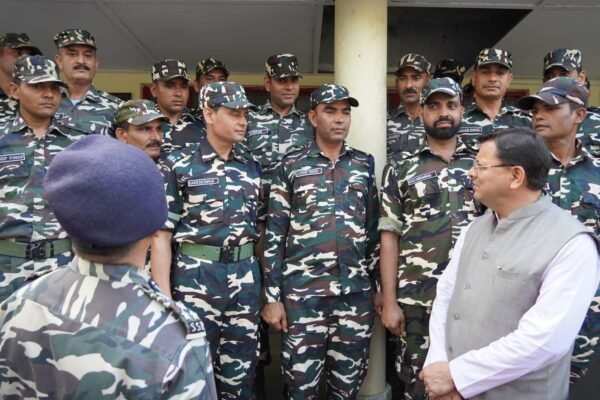 मुख्यमंत्री पुष्कर सिंह धामी ने बनबसा की सीमा चौकी पर एस.एस.बी. अधिकारियों व जवानों से की मुलाकात सीमाओं की सुरक्षा में तैनात हमारे जवान देश की शान: सीएम धामी