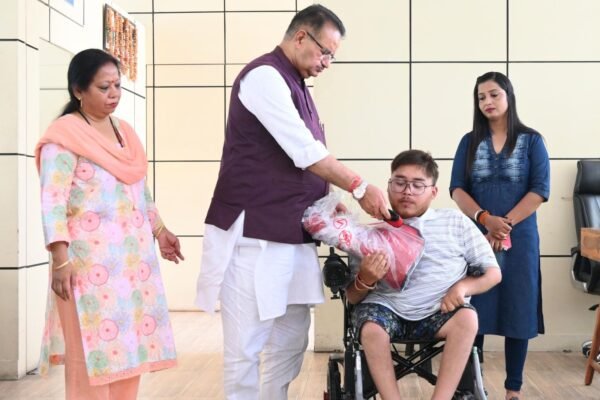 कैबिनेट मंत्री गणेश जोशी ने दिव्यांग युवक को भेंट की इलेक्ट्रॉनिक व्हीलचेयर, कहा – जरूरतमंदों की सेवा है मेरी प्रतिबद्धता