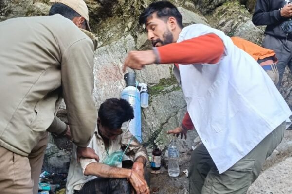 उत्तरकाशी: यमुनोत्री पैदल मार्ग पर भूस्खलन, तीन यात्रियों के दबने की सूचना, रेस्क्यू जारी