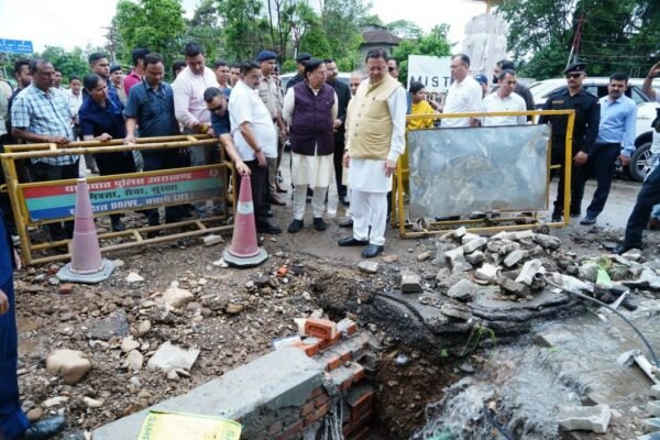 मुख्यमंत्री धामी ने रायपुर क्षेत्र में अतिवृष्टि से प्रभावित इलाकों का किया स्थलीय निरीक्षण