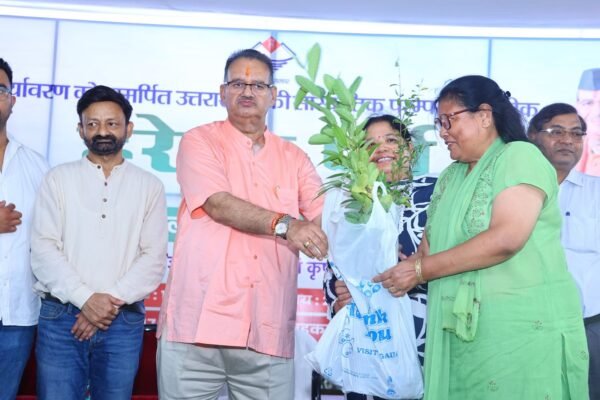 हरेला पर्व की पूर्व संध्या पर कृषि मंत्री गणेश जोशी ने किया फलदार पौधों का निःशुल्क वितरण ,कृषि मंत्री ने प्रदेशवासियों से अभियान में बढ़-चढ़कर भाग लेने की अपील