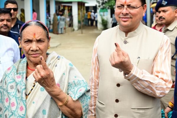 मुख्यमंत्री धामी ने पंचायत चुनाव में डाला वोट, लोगों से की अधिक से अधिक मतदान की अपील