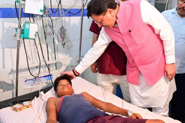 मुख्यमंत्री धामी ने हरिद्वार हादसे में घायल श्रद्धालुओं से की मुलाकात, उपचार एवं सहायता के दिए निर्देश