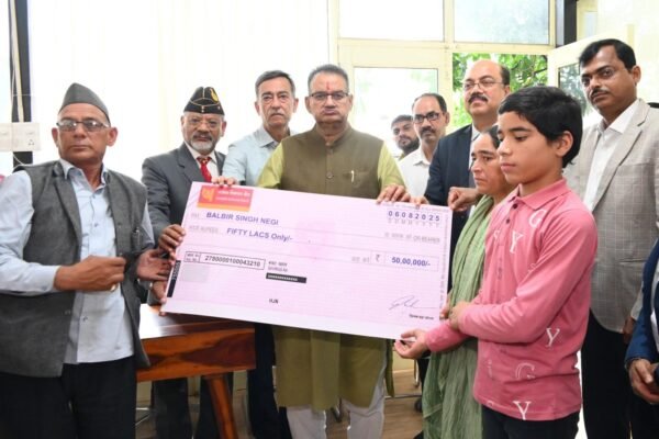सैनिक कल्याण मंत्री गणेश जोशी ने मृतक उपनल कार्मिक के पिता को 50 लाख की सहायता राशि का चेक सौंपा