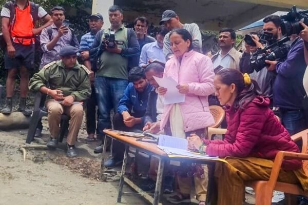 धराली में 98 आपदा प्रभावित परिवारों को मिली पाँच-पाँच लाख रुपये की तत्कालिक सहायता सीएम धामी के निर्देश पर प्रभावितों को दिए गए चेक
