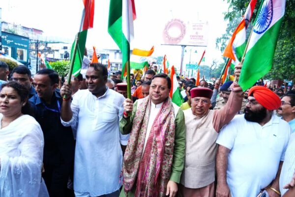 सीएम धामी ने देहरादून में जनप्रतिनिधियों, हजारों की संख्या में युवाओं, छात्र – छात्राओं, महिलाओं एवं बच्चों के साथ तिरंगा यात्रा का नेतृत्व किया