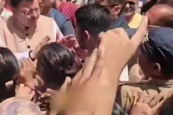 आपदा प्रभावित लोगों को देख सीएम धामी ने रुकवाया काफिला प्रोटोकॉल तोड़ जनता के बीच पहुंचे सीएम धामी