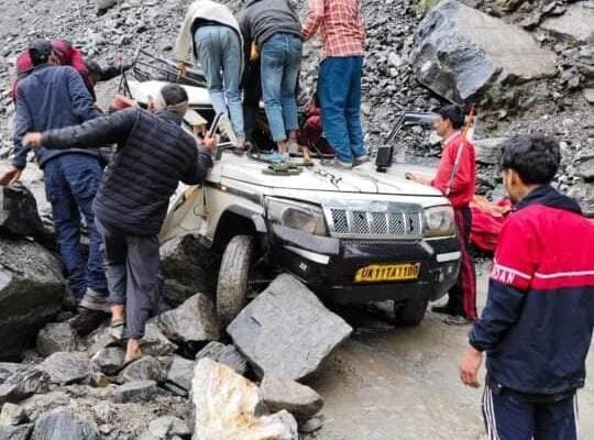 रुद्रप्रयाग में भारी बारिश आफत बनकर टूट रही! वाहन के ऊपर गिरा भारी बोल्डर, 2 की मौत