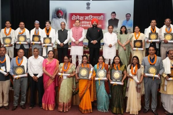 राजभवन में ‘‘शैलेश मटियानी राज्य शैक्षिक पुरस्कार’’ सम्मान समारोह में राज्यपाल, मुख्यमंत्री और शिक्षा मंत्री ने शिक्षकों को किया सम्मानित।