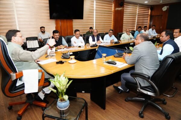 मुख्यमंत्री पुष्कर सिंह धामी से राज्य में आपदा से हुए नुकसान का जायजा लेने आई भारत सरकार की अन्तर-मंत्रालयी टीम ने भेंट की।