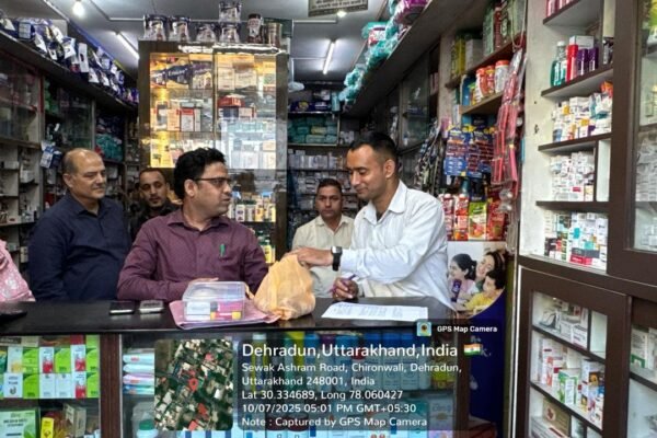 बच्चों के लिए प्रतिबंधित कफ सिरप पर सख्त हुई धामी सरकार, मेडिकल स्टोरों से पेडियाट्रिक कफ सीरप जब्त, शिशु रोग अस्पतालों के मेडिकल स्टोरों का औचक निरीक्षण