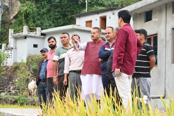 आपदा प्रभावित क्षेत्रों सरखेत और घंतूकासेरा का स्थलीय निरीक्षण करते कैबिनेट मंत्री गणेश जोशी।