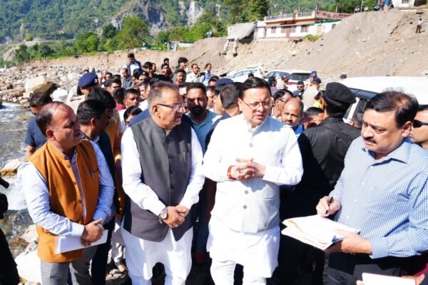 मुख्यमंत्री पुष्कर सिंह धामी ने आपदा प्रभावितों के बीच मनाई दीपावली
